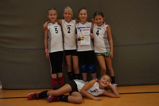 Für die zweite Mannschaft spielten: Zofia, Fanny, Anna (Kapitän), Bentje, (v.l.), liegend: Johanna