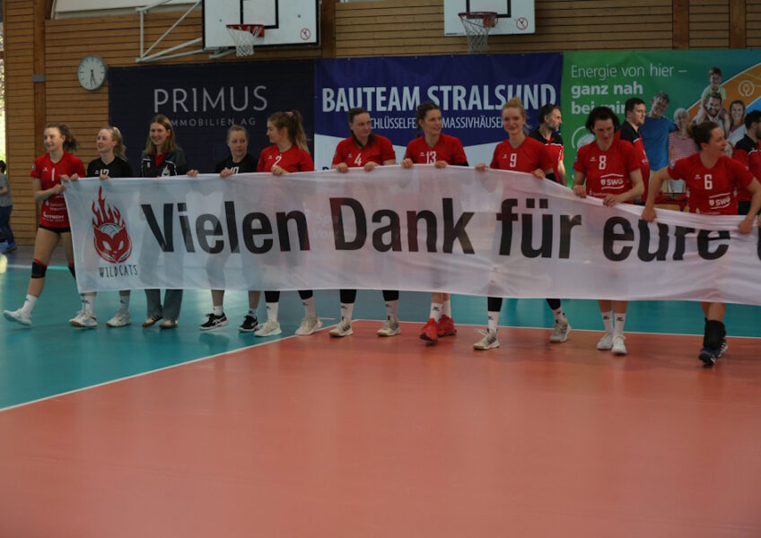 Die Spielerinnen der Stralsunder Wildcats bedanken sich bei ihren Fans und Unterstützern (Foto: Marco Schlicht)