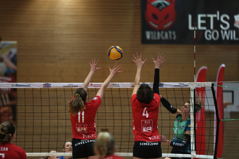 Die beiden ehemaligen BL-Spielerinnen Pia Schulte-Döinghaus und Anne Krohn zusammen in Aktion (Foto: Marco Schlicht)