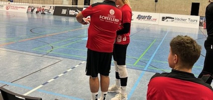 Trainer Ali Hobst im Gespräch mit Ersatzlibera Rosali Nimz (Foto: Privat)