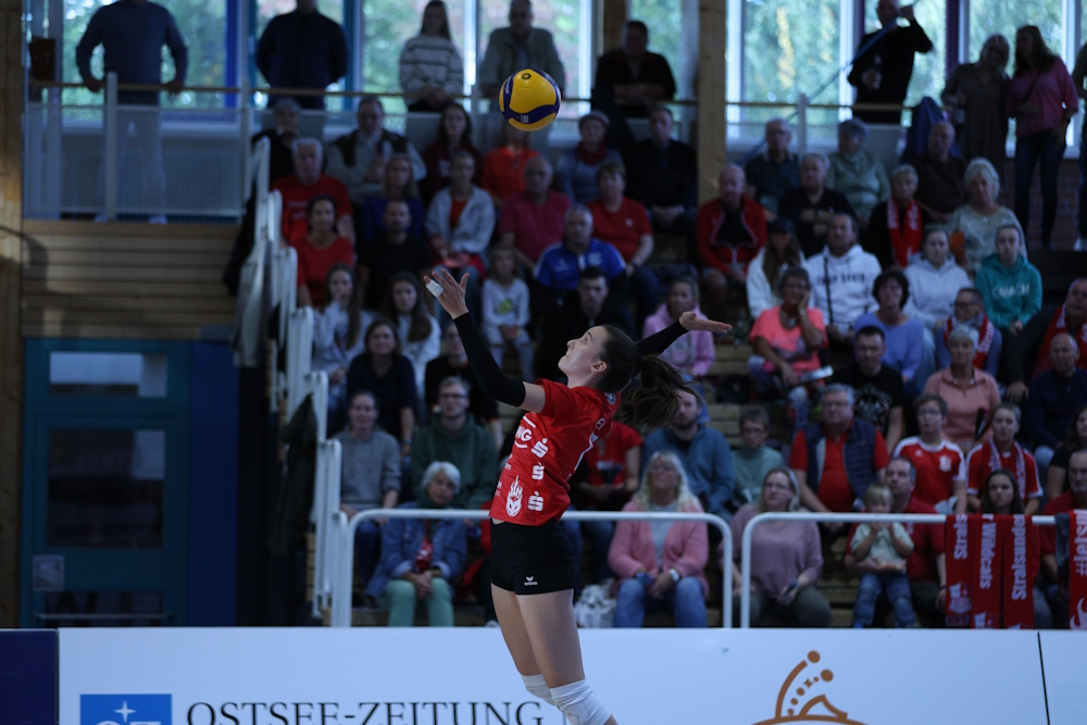 Bringt viel Druck im Aufschlag: Carlotta Klemm (Foto: Marco Schlicht)