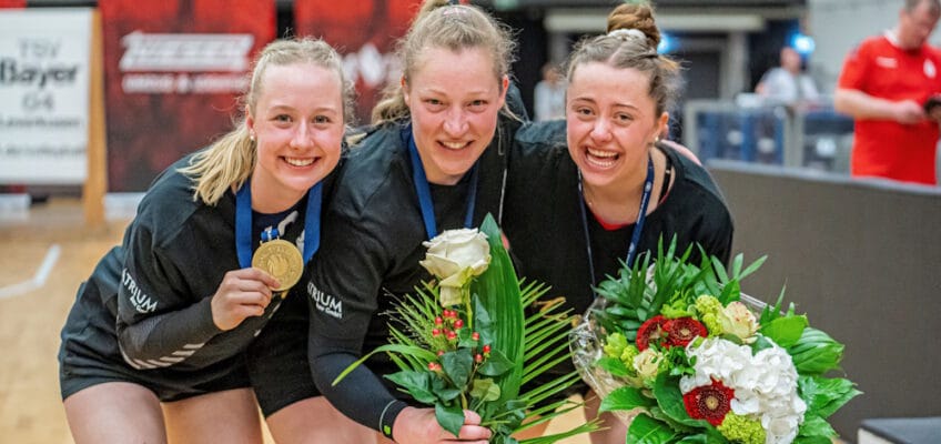 Lotte, Sabrina und Ammely strahlen nach dem letzten Sieg in Leverkusen, da dieser gleichzeitig den Meistertitel bedeutete (Foto: Kevin Mattig)