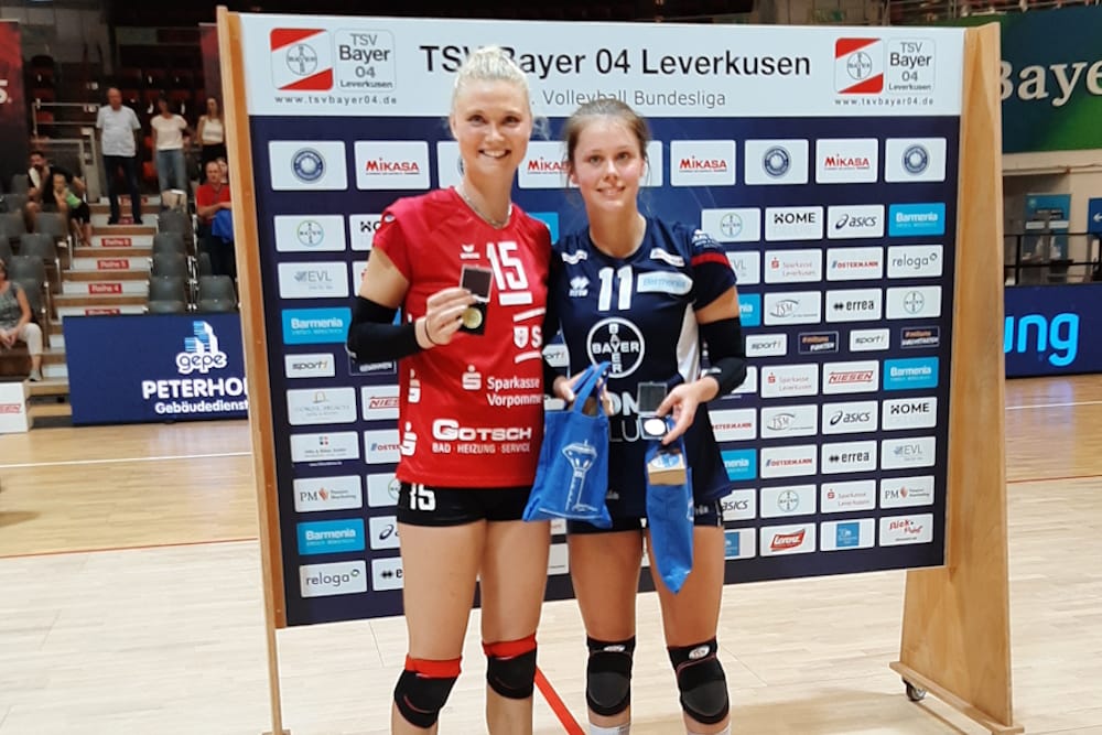 Die MVPs in diesem Spiel: Gold ging an Kapitänin Madleen Piest und Silber an die Ex-Wildcat Svenja Enning (Foto: Steffen Täubrich)